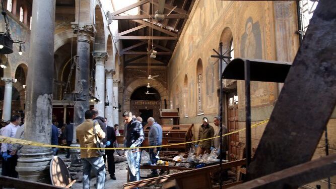 Al menos 25 muertos en un atentado contra la catedral cristiana copta de El  Cairo