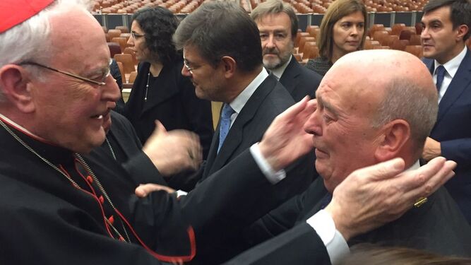 El cardenal Amigo saluda a Rogelio Gómez 'Trifón'.