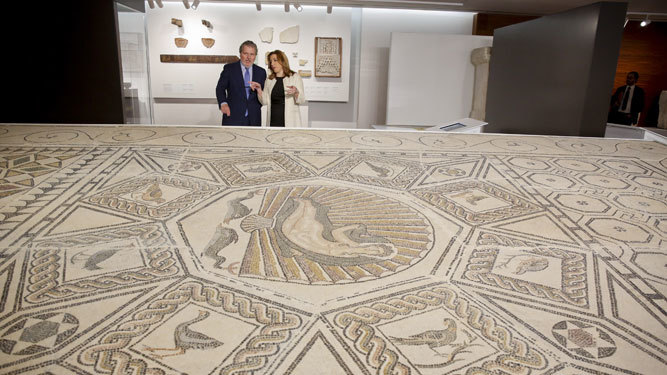 El ministro de Cultura y la presidenta de la Junta contemplan el espectacular mosaico del 'Nacimiento de Venus'.