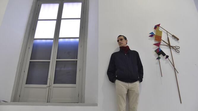 José Miguel Pereñíguez (Sevilla, 1977) posa junto a su obra 'El hombre entero' en la galería de la calle Mármoles.