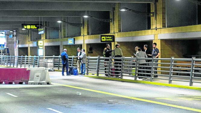 Viajeros en la terminal de llegadas el pasado miércoles, día en el que no hubo taxis.