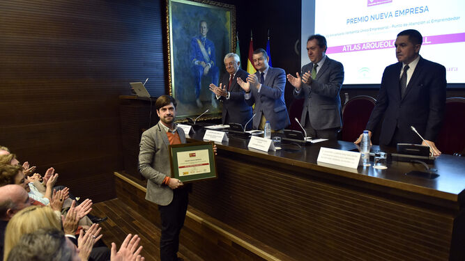 Uno de los premiados junto a Francisco Herrero, Antonio Sanz, el alcalde Juan Espadas y Gaspar Llanes, de Andalucía Emprende.