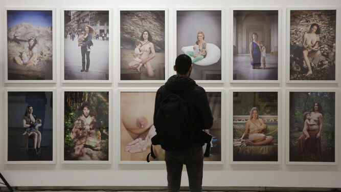 Un visitante observa el proyecto fotográfico 'Alma Máter' de la artista española Isa Sanz.