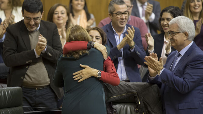 Susana Díaz abraza a María Jesús Montero tras aprobarse el presupuesto.