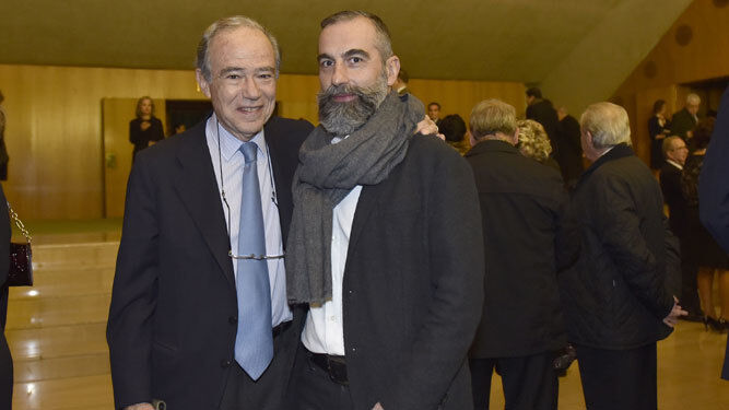 Antonio Garde (derecha) en el Maestranza junto al presidente del Patronato del Teatro Real, Gregorio Marañón.