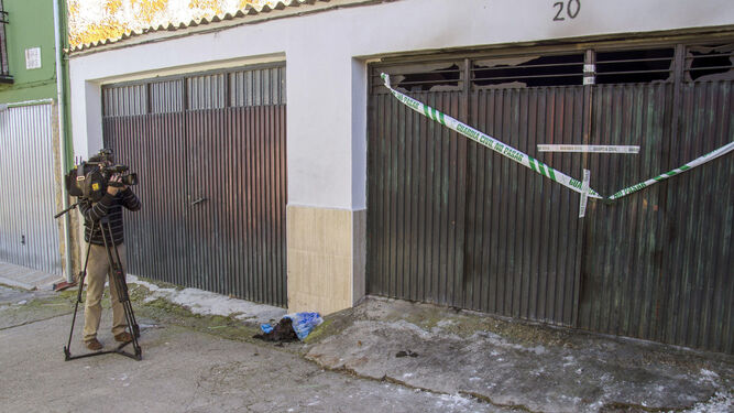 Un cámara graba imágenes de la cochera de El Mármol (Jaén) en la que murieron tres inmigrantes.