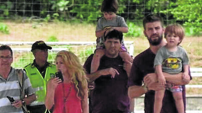 Shakira y Piqué, con su familia.
