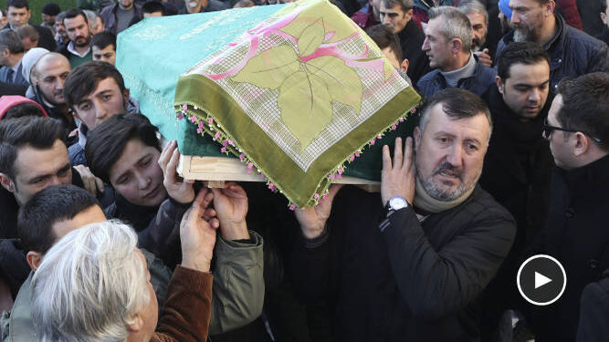 Familiares portan el féretro de una de las víctimas del atentado en el club Reina.