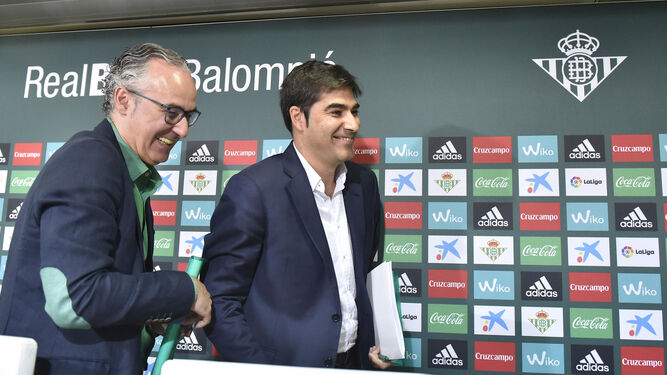 Miguel Torrecilla y Ángel Haro sonríen tras una conferencia de prensa.