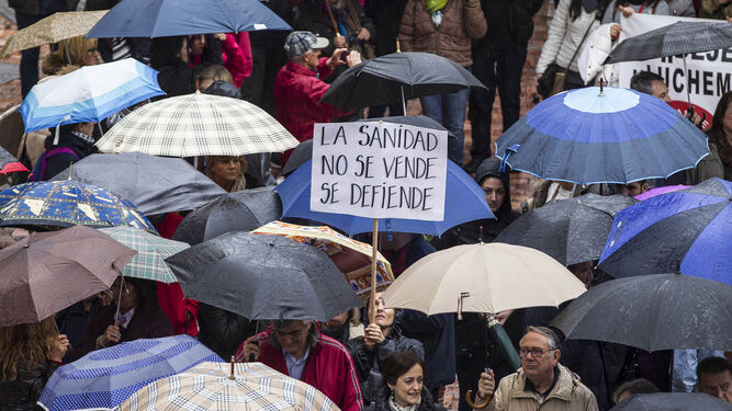 Participantes en la marcha en defensa de la sanidad convocada en Málaga el pasado 27 de noviembre.