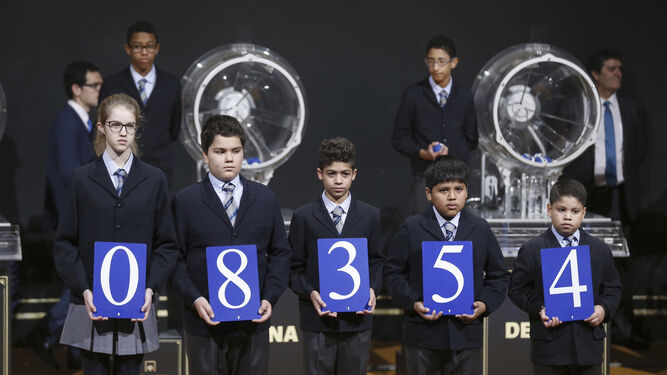 Los niños muestran el Primer Premio de El Niño