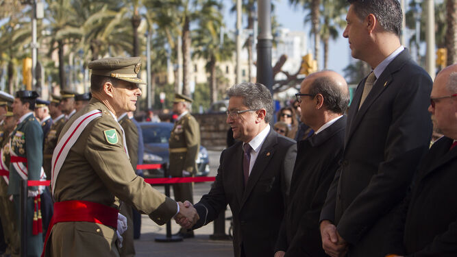 El teniente general Ricardo Álvarez Espejo saluda ayer en Enric Millo en presencia de Xavier García-Albiol durante la Pascua Militar en Barcelona.