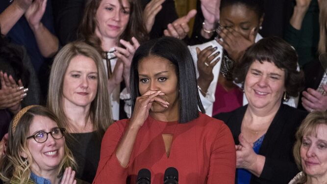 Michelle Obama se emociona durante el discurso que ofreció ayer en un acto educativo en la Casa Blanca.