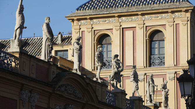 Ocho de los doce sevillanos ilustres, realizados en cemento, que adornan una de las fachadas del Palacio de San Telmo.
