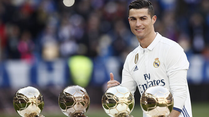 Cristiano, que ofreció ayer al Bernabéu su cuarto Balón de Oro, parte como favorito en 'The Best'.