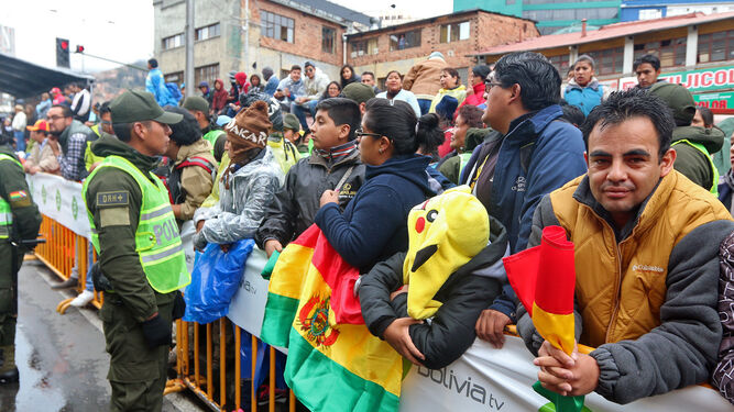 El público boliviano aguarda la llegada de una caravana del Dakar tras la suspensión de la jornada.