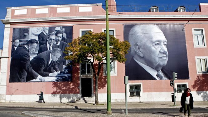 Dos imágenes de Mario Soares decoran las paredes de muchas de las calles de Lisboa como tributo tras su fallecimiento.
