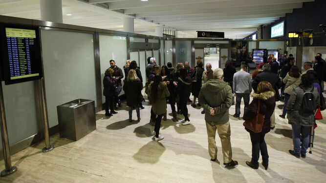 Varias personas esperan a pasajeros en el aeropuerto  de San  Pablo.