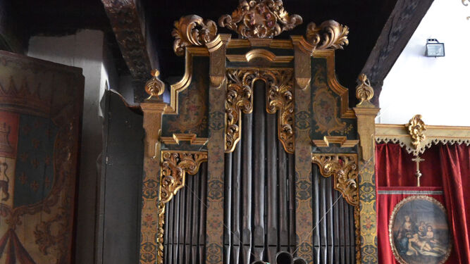 El célebre órgano de Santa Inés, que ayer comenzó a ser desmontado.