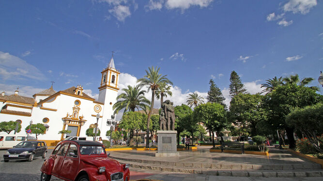 Una vista de la plaza de la Constitución y de la iglesia de Santa María Magdalena de Dos Hermanas.