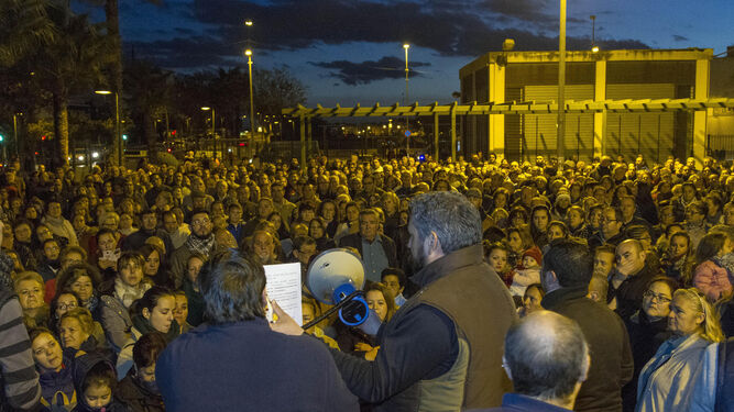 Un momento de la multitudinaria manifestación de comerciantes y vecinos de Torreblanca, ayer por la tarde.
