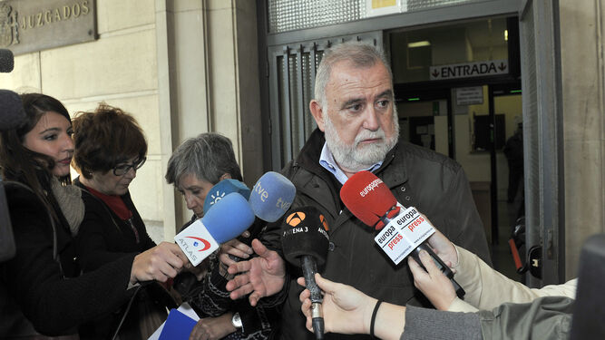 El ex portavoz municipal de IU Antonio Rodrigo Torrijos atiende a los periodistas tras una comparecencia en los juzgados de Sevilla.