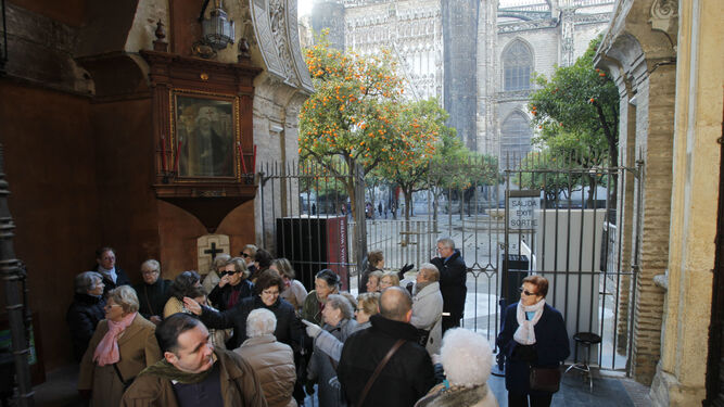 Turistas se agolpan en la puerta al Patio de los Naranjos de la Catedral.