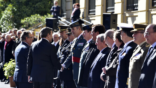Zoido y Sanz saludan al nuevo jefe de la Guardia Civil en Andalucía.