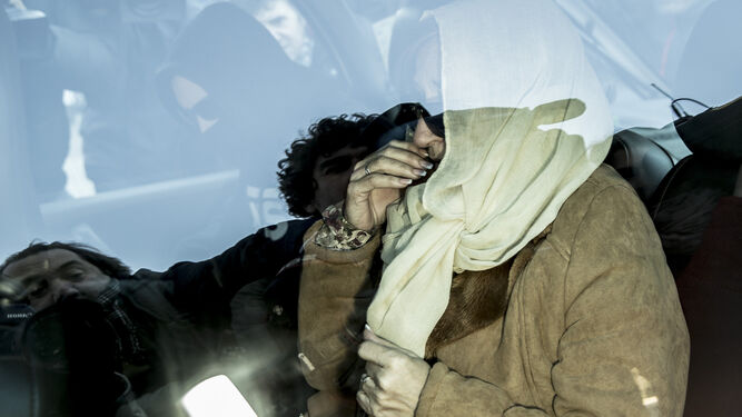 La madre del Cuco, con el rostro cubierto, con el joven al lado, en un coche.