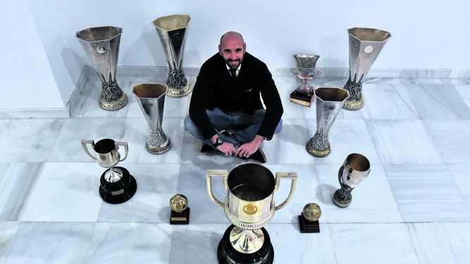Monchi posa con los nueve títulos y los dos trofeos de mejor equipo del mundo.