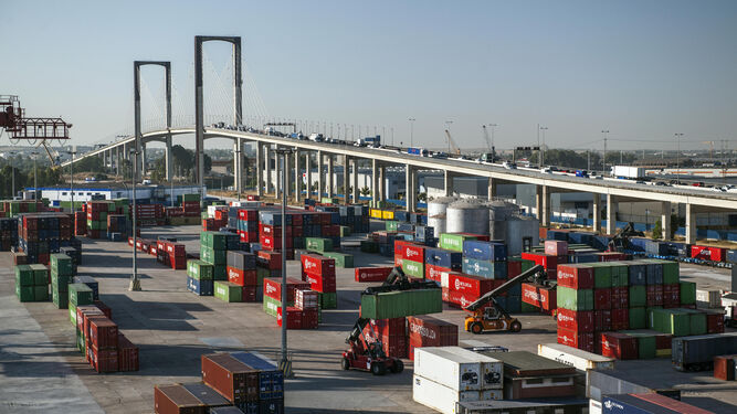 La terminal de  contenedores del Puerto  de  Sevilla, donde paran los trenes de  mercancías , con el Puente del Centenario al fondo.