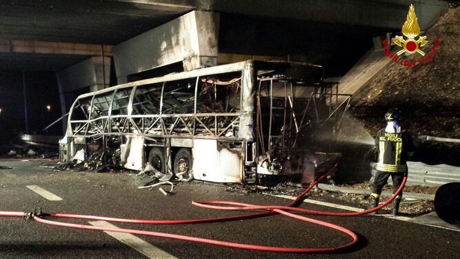 Al menos 16 muertos al incendiarse un autobús en Verona