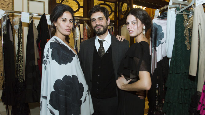 José Mª Tarriño posa junto a dos de sus modelos, que lucen diseños de la colección 'Flashmenco'.
