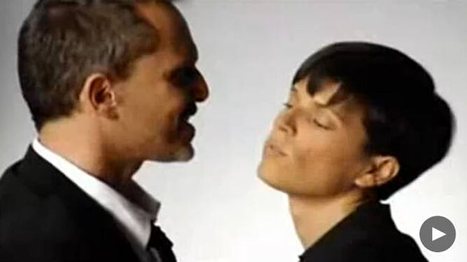 Miguel Bosé y Bimba Bosé en el videoclip de 'Como un lobo'.