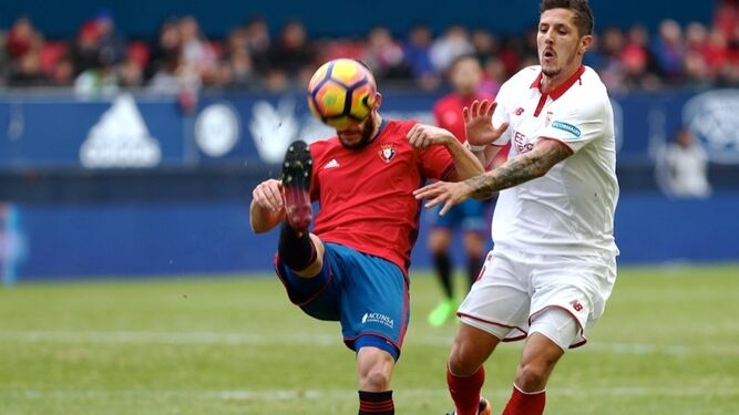 Roberto Torres intenta despejar un balón que perseguía el montenegrino Jovetic sobre el pésimo césped de El Sadar.