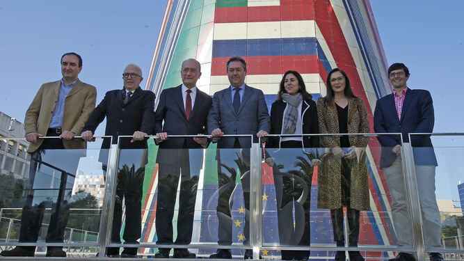 Francisco de la Torre y Juan Espadas, alcaldes de Málaga y Sevilla, en el centro de la imagen, ayer en la presentación.