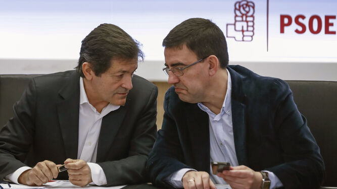 El presidente de la gestora del PSOE, Javier Fernández, conversando ayer con su portavoz, Mario Jiménez.