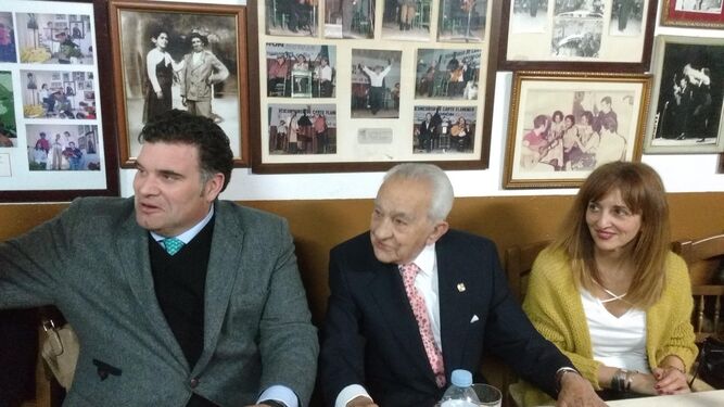 Manuel Garrido, entre el alcalde de Morón, Juan Manuel Rodríguez, y Rocío Andújar, delegada de Cultura.