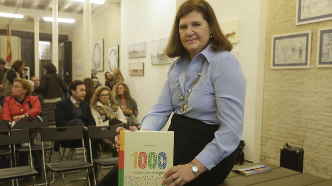 María Rosa Ganduxer posa con un ejemplar de su recetario en la presentación del mismo en La Revuelta.