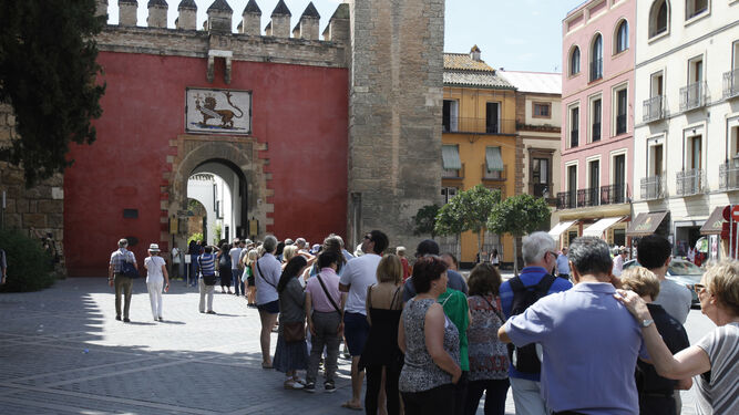 Turistas hacen cola a las puertas de Real Alcázar.