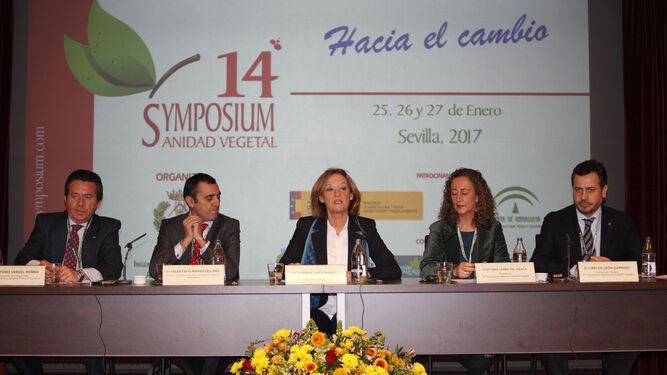 En la imagen, un momento de la inauguración de Symposium, que estuvo presidido por la consejera de Agricultura de la Junta de Andalucía, Carmen Ortiz.