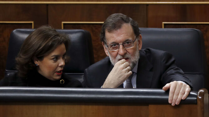 Rajoy, en su escaño, junto a la vicepresidenta.