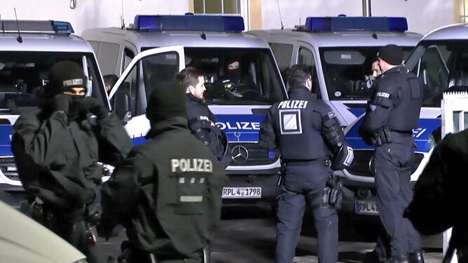 Agentes de policía alemanes efectúan un registro en la mezquita Bilal de Fráncfort.