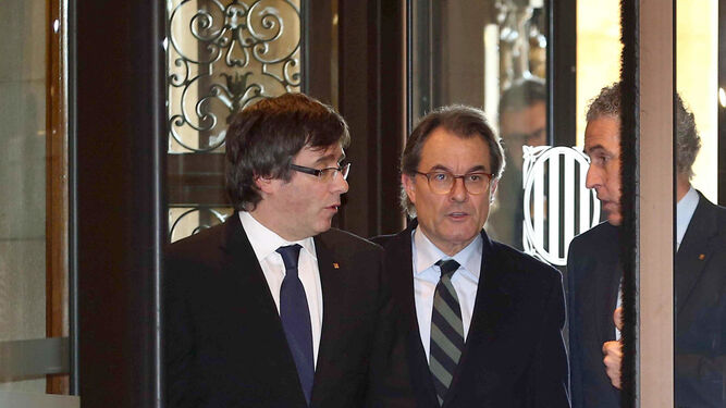 Carles Puigdemont y Artur Mas, a su llegada ayer al Parlamento catalán.