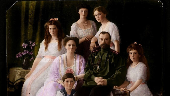 El último zar, Nicolás II, rodeado de su familia.