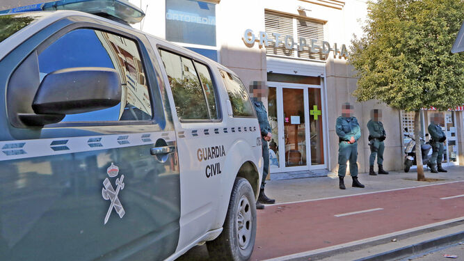 Agentes de la Guardia Civil custodian la ortopedia de Jerez registrada dentro de la operación.