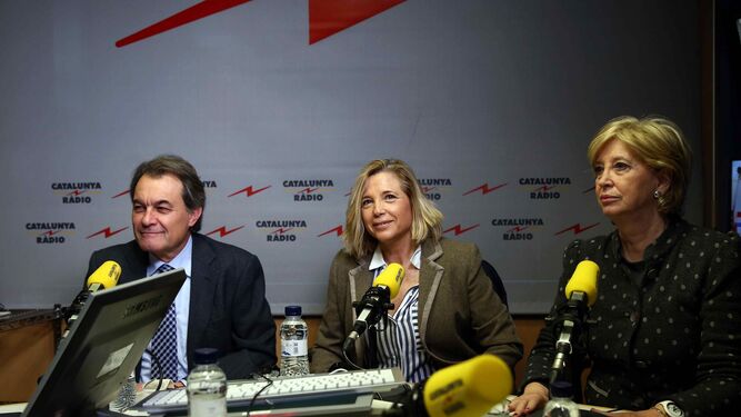 El ex 'president' y líder del PDeCAT, Artur Mas, ayer, junto a las ex 'conselleras' Joana Ortega e Irene Rigau, con las que compartirá banquillo el lunes.