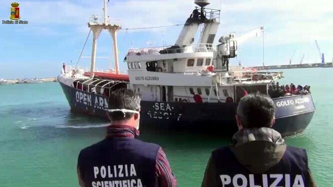 Captura de vídeo durante una operación de rescate llevada a cabo el domingo en Pozzallo, Sicilia.