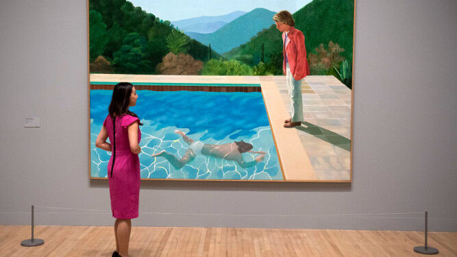 Una visitante observa el cuadro de David  Hockney 'Portrait of an Artist (Pool with Two Figures)'.