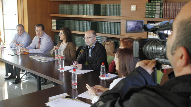 Reunión de los nuevos directivos de la Consejería de Salud con las plataformas críticas celebrada ayer en Granada.
